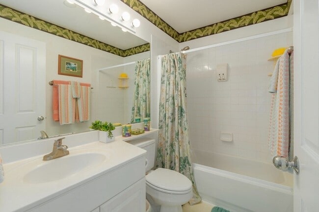 Building Photo - 2 bedroom 2 bath furnished upstairs condo ...