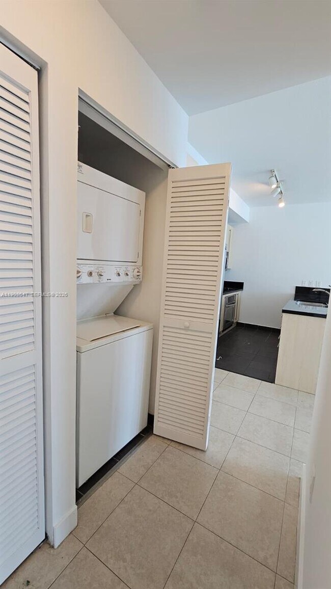 Building Photo - 1111 SW 1st Ave