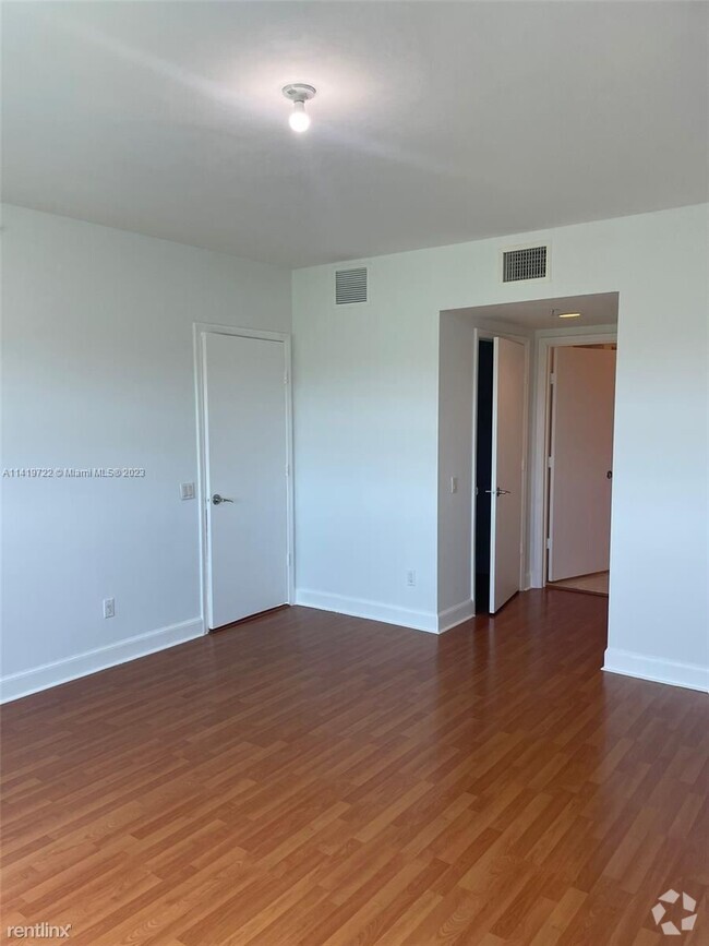 Building Photo - 2 br, 2.5 bath Condo - 14951 Royal Oaks Ln...