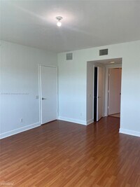 Building Photo - 2 br, 2.5 bath Condo - 14951 Royal Oaks Ln...