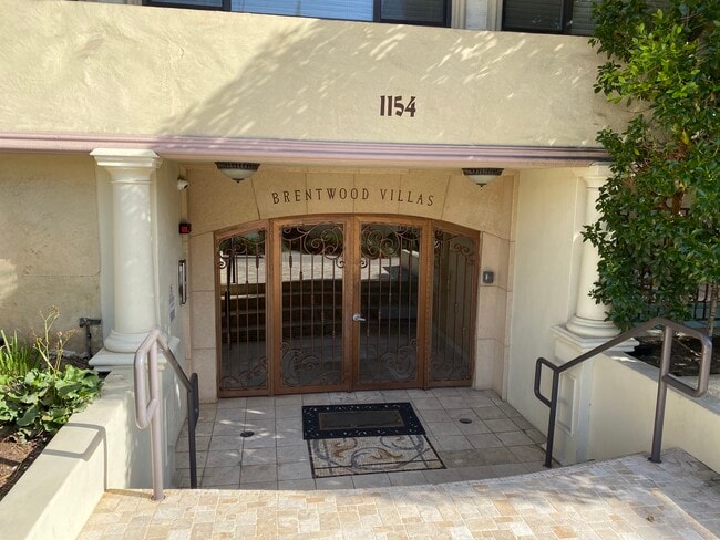Building Entrance - 1154 S Barrington Ave