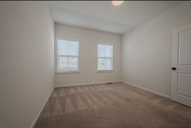 Building Photo - Large Family Home in Middletown, New and Upcoming area