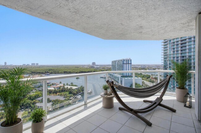 Building Photo - 16500 Collins Ave