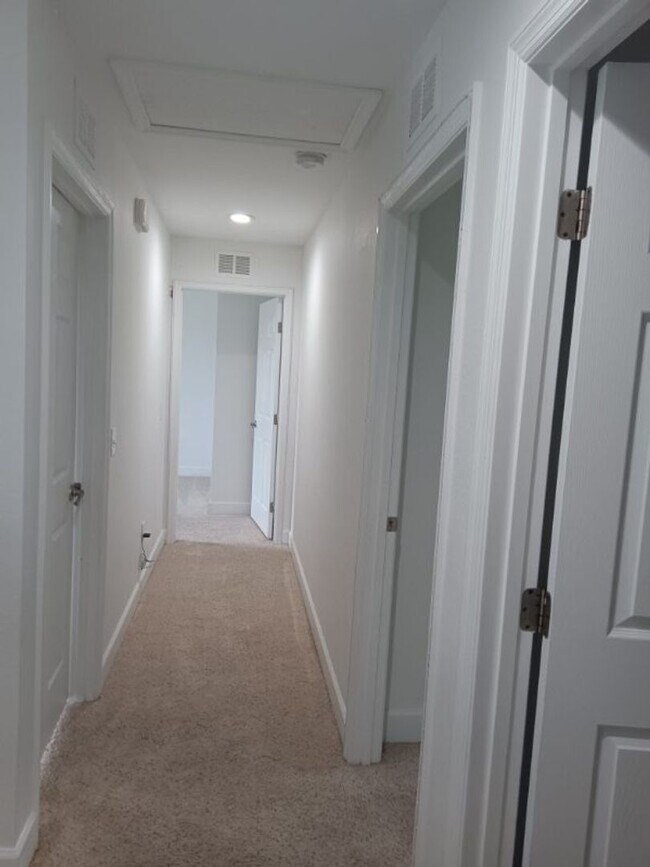 Building Photo - Spacious 4-Bedroom 2 Bathroom Apartment fo...