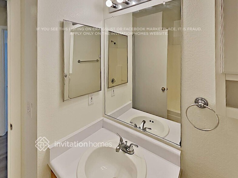 Building Photo - 203 E Valley View Dr