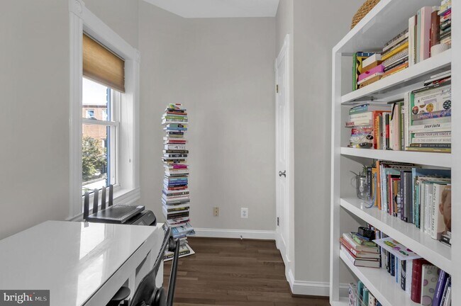 Building Photo - 117 15th St SE