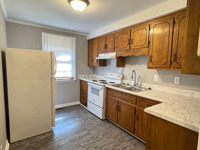 Building Photo - Excellent location! Just Remodeled 2 Bed/1...