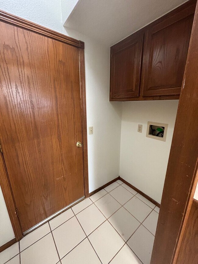 Building Photo - 3br 2.5ba on Surrey Hills Golf Course!!