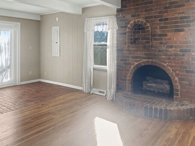 Building Photo - Charming Brick Ranch Home in Woodlea Acres