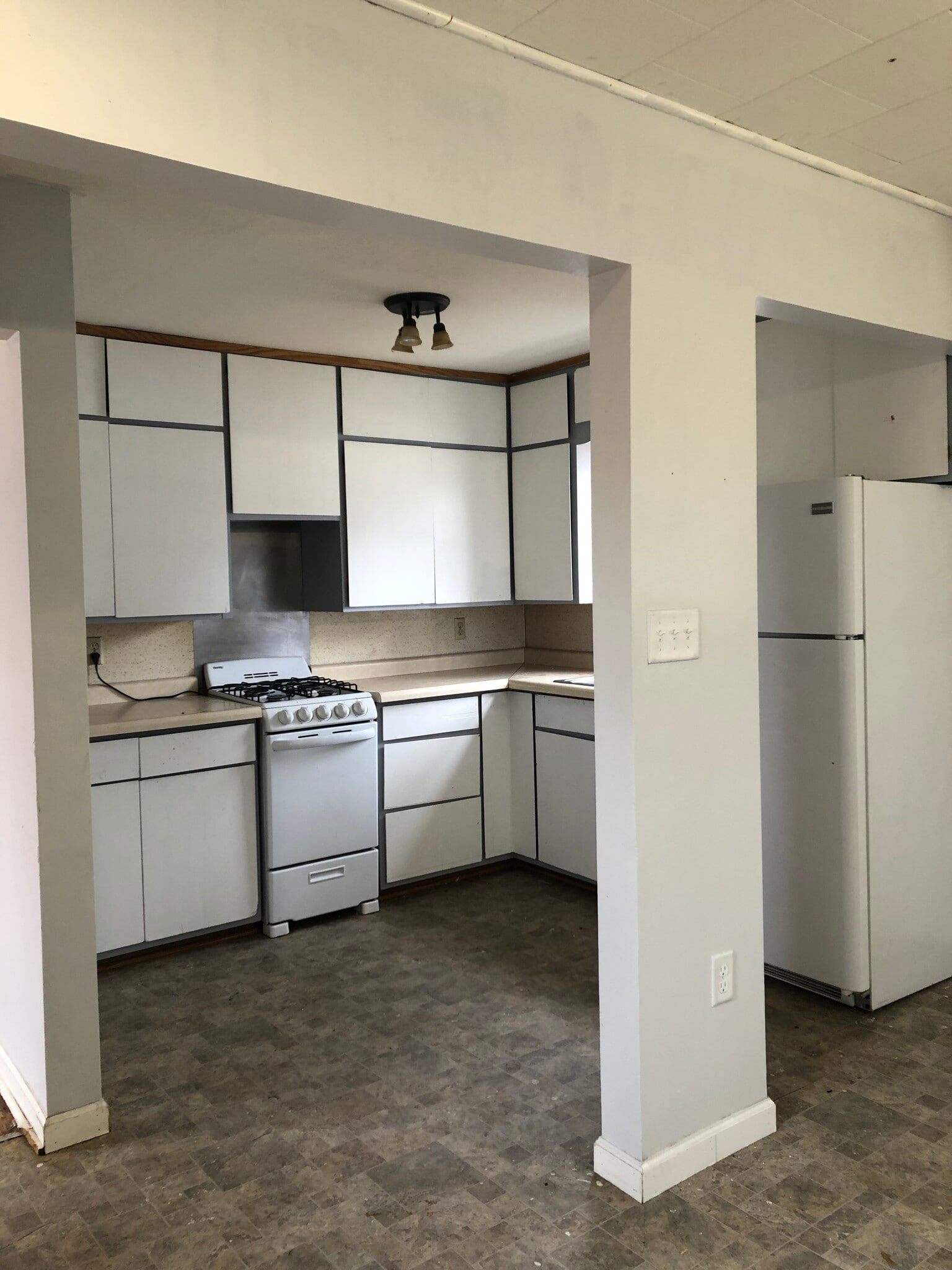 Building Photo - 632 S Anna Ave