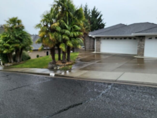 Building Photo - 5 bed 3 bath