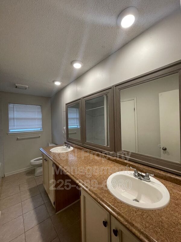 Building Photo - 8933 Baronne Dr