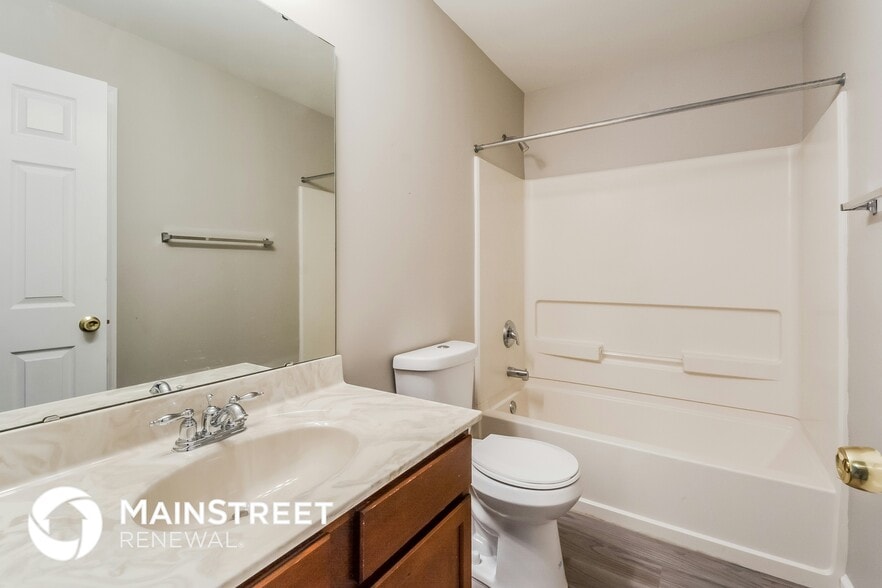 Building Photo - 2016 Village Glen Dr