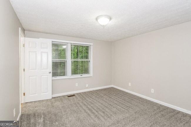 Building Photo - 3332 Chesterfield Ct