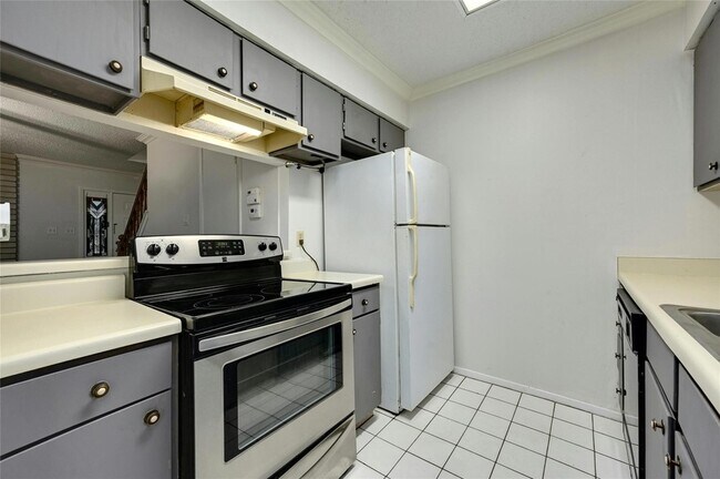 Building Photo - 8400 Jamestown Dr