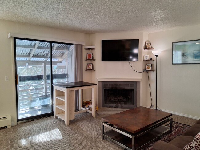 Building Photo - 3061 Lois Dr