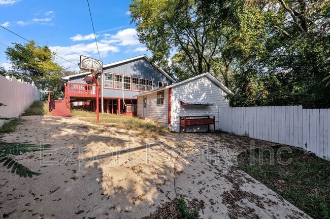 Building Photo - 1245 Waverly St