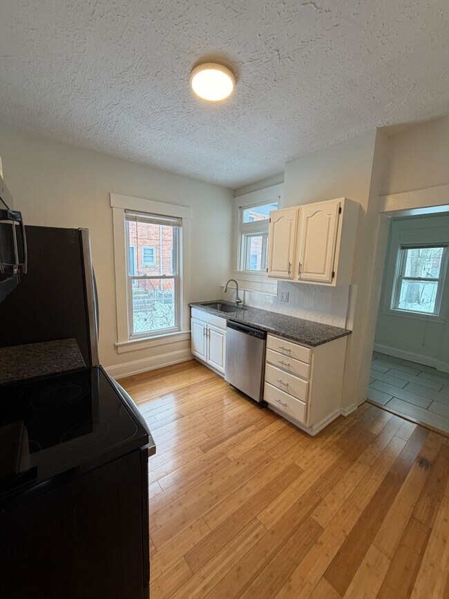 Building Photo - Fully Renovated 3BR in the Heart of Columbus