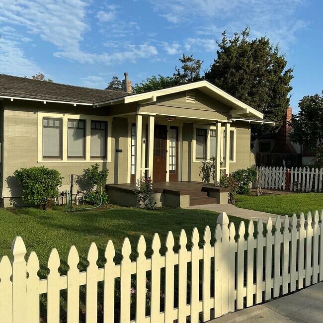 Building Photo - 233 E La Veta Ave