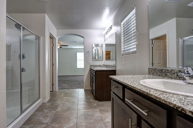 Building Photo - 5853 Lavender Breeze St