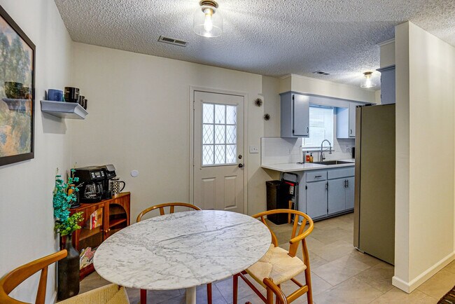 Building Photo - 2630 Kantz Dr
