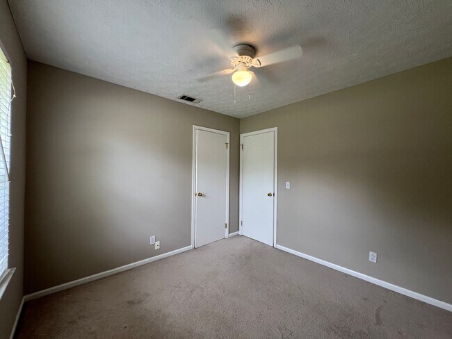 Building Photo - 3 bedroom 2 bath in Goshen Hills