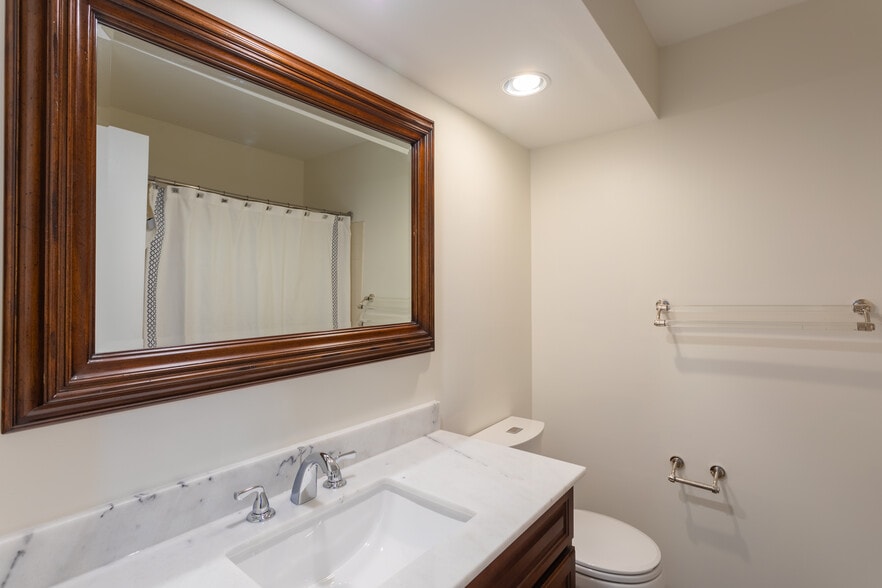 master bathroom 2 - 2919 S Woodstock St