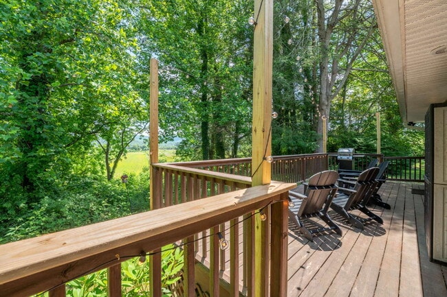 Building Photo - Mountain Lux Home - Centrally Located in Brevard! Furnished Mid- Term Rental Available from Novem...