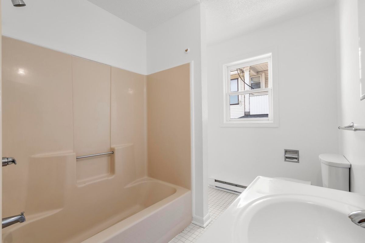 Building Photo - 100 Meriden Rd