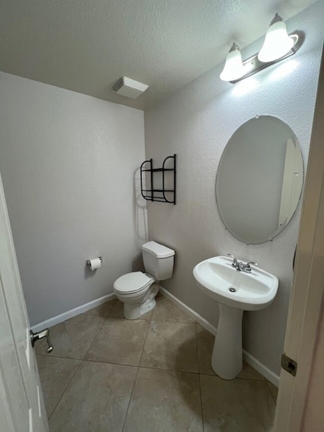 Building Photo - Beautiful 5 Bedroom Home in Crocker Ranch ...