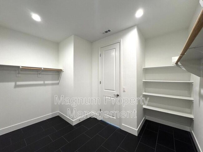 Building Photo - 25061 River Peak Dr