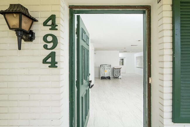 Building Photo - 494 Romano St