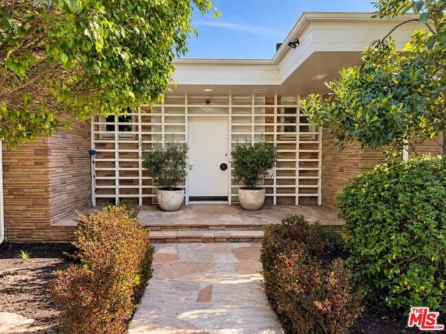 Building Photo - 604 Trenton Dr