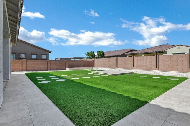 Building Photo - Spacious 5 Bedroom Home for Rent in East Mesa