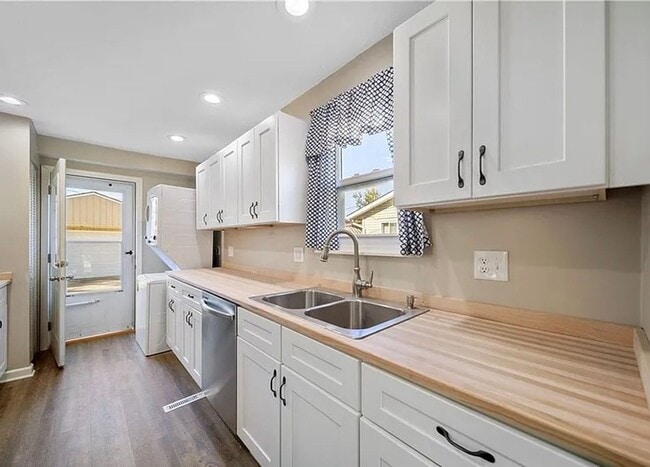 Building Photo - Charming Cape Cod - Move In Ready