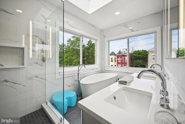 Building Photo - 522 F St NE