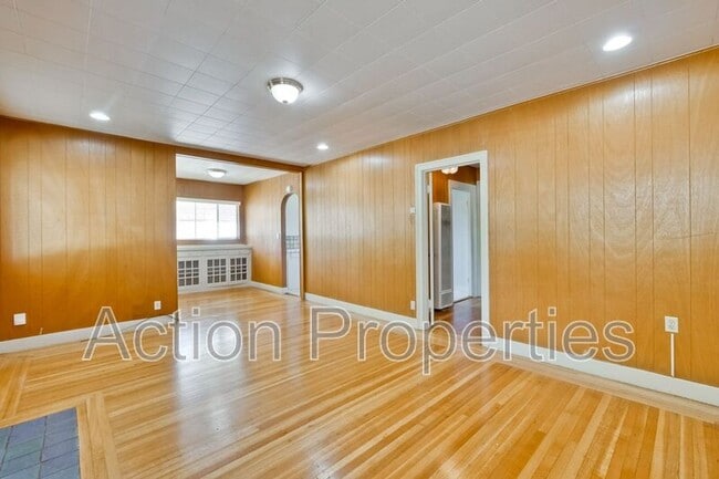Building Photo - 310 Oak St