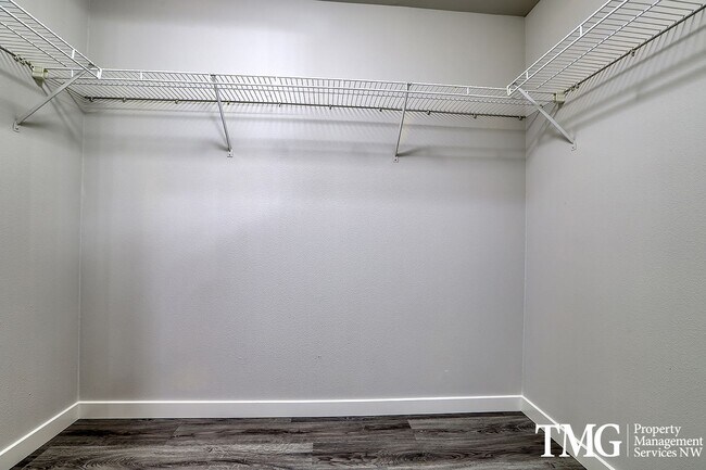 Building Photo - Spacious 4 Bedroom/2.5 Bath Hazell Dell Home!