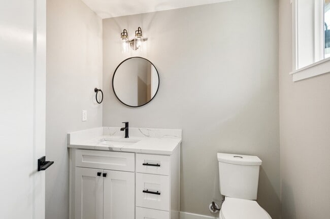 Building Photo - Conveniently located Single-family house available for Rent!