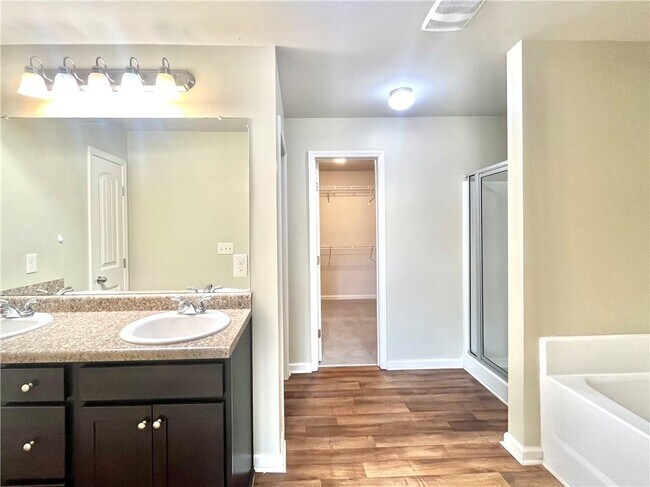 Building Photo - 348 Turtle Creek Dr