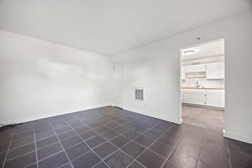 Building Photo - 1816 Carleton St