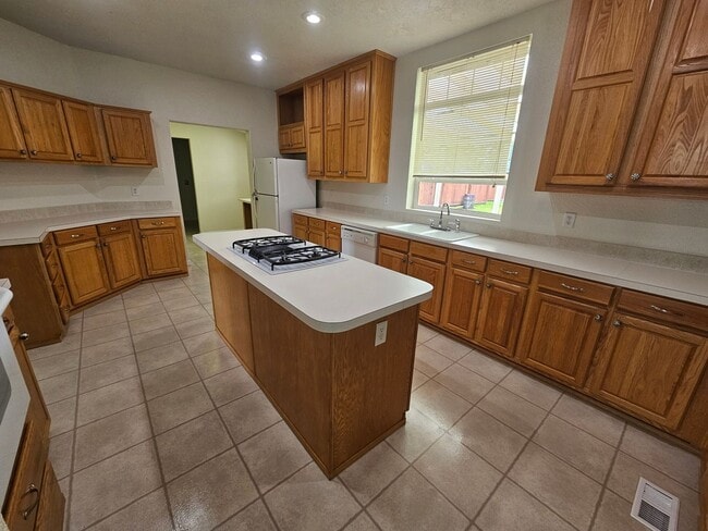 Building Photo - Spacious Home on 5 Acres For Rent!