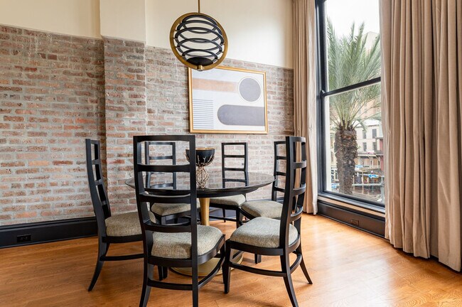 Building Photo - 1011 Canal St