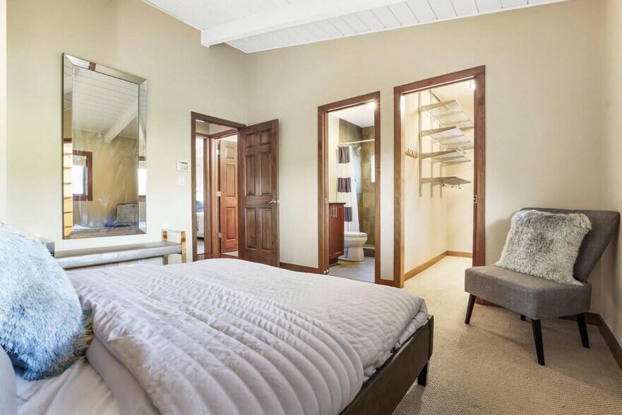 Building Photo - 2417 Johnson Pl