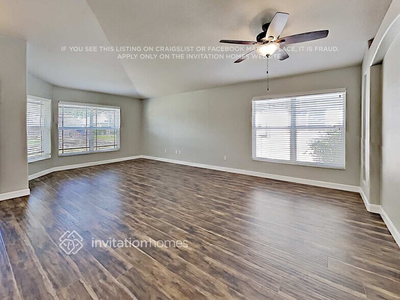 Building Photo - 1882 Sun Gazer Dr