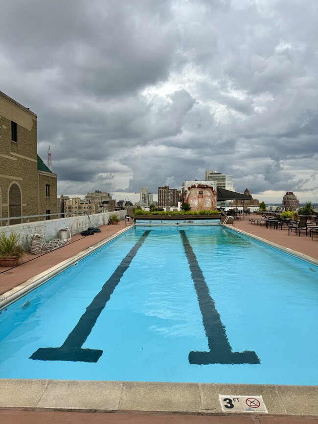 Rooftop pool - 226 W Rittenhouse Sq