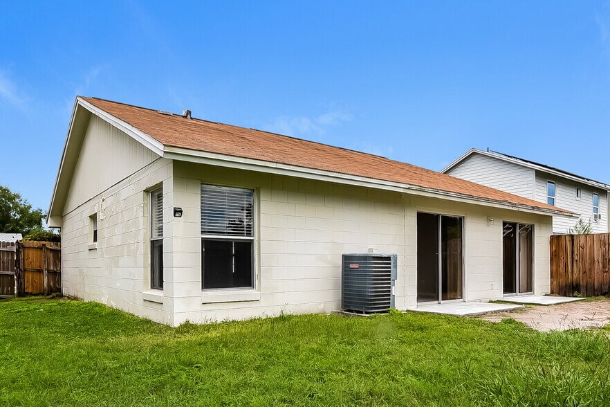 Building Photo - 1247 Holly Springs Cir