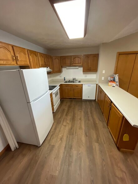 kitchen - 1500 Packers Ct