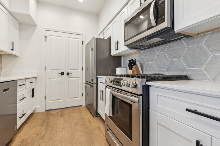 Building Photo - 9450 W Cabela Dr