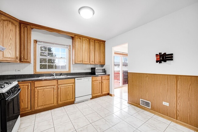 Building Photo - 4 Bed 2.5 Bath in Des Plaines